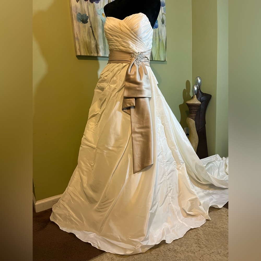 Sweetheart and Pleated Bodice Wedding Gown with Champagne Bow